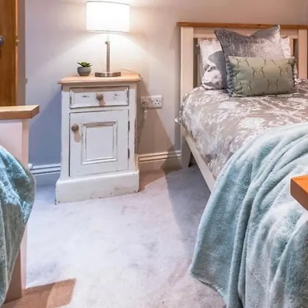 بيت للعطل River Dance Cottage, إيسجارث